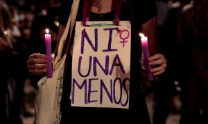 Detalle de una pancarta durante la concentración convocada para este viernes a las 22:00 horas en la Plaza del Ayuntamiento de València