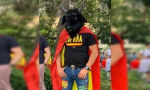 Cachondeo con un manifestante de Colón vestido con una cabeza de toro: los tuiteros lo comparan con los disfraces del asalto al Capitolio