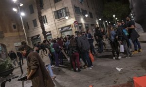 Imagen de archivo de varias personas aglomeradas en las calles de Barcelona. - EUROPA PRESS
