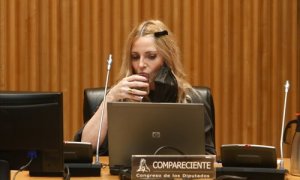 La Presidenta del Observatorio contra la violencia doméstica y de género del Consejo General del Poder Judicial, Angeles Carmona, bebe agua a su llegada a una Comisión de Seguimiento y Evaluación de los Acuerdos del Pacto de Estado en materia de Violencia