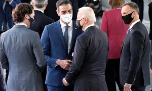 El presidente del Gobierno, Pedro Sánchez (c) conversa con el mandatario de Estados Unidos, Joe Biden, (2d), antes del comienzo de la cumbre de líderes de la OTAN que se celebra en Bruselas, este lunes 14 de junio de 2021.