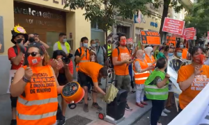 Cacerolada en la sede del PSOE para que no suspenda la ley de regulación de los alquileres en Catalunya