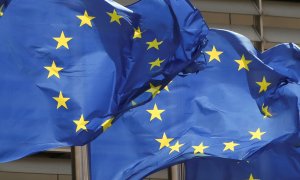 Imagen de archivo de varias banderas de la Unión Europea en la entrada de la Comisión, en Bruselas. - REUTERS