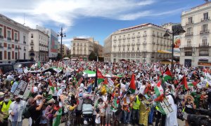 Plano general de la Puerta del Sol llena de manifestantes clamando por la libertad del Sáhara Occidental. - Guillermo Martínez