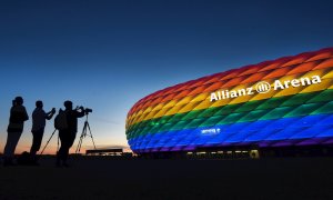 La fachada del  estadio 'Allianz Arena' iluminada con los colores de la bandera LGBTI el 09 de julio de 2016.