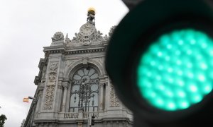 Un semáforo en verde cerca de la sede del Banco de España en Madrid.  E.P./Isabel Infantes