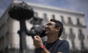 Un hombre se quita la mascarilla en la Puerta del Sol, a 18 de junio de 2021, en Madrid (España).