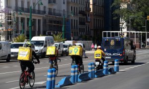 Varios repartidores de plataformas digitales se manifiestan en contra de la nueva ley "Riders" aprobada por el Consejo de ministros en Málaga, Andalucía.