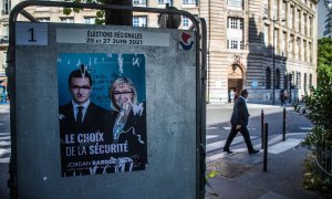 La ultraderechista Marine Le Pen y el candidato Jordan Bardella, en un cartel electoral de la Agrupación Nacional en París.