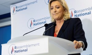 La ultraderechista francesa Marine Le Pen pronuncia un comunicado en la sede del partido en Nanterrre, cerca de París, Francia, el 27 de junio de 2021.