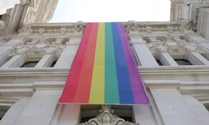 Bandera LGTBI colacada en la parte izquierda de la fachada del Palacio de Cibeles, sede del Ayuntamiento de Madrid, durante las fiestas del Orgullo Gay 2019.