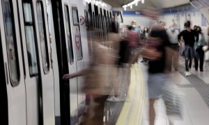 Pasajeros en el andén de la estación de metro de Sol, a 14 de junio de 2021, en Madrid (España).