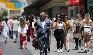 Varias personas caminan sin mascarilla en el centro de la capital, a 28 de junio de 2021, en Madrid.