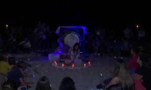 Noche de vigilia en la playa de Miami en homenaje a las 11 víctimas del edificio que se derrumbó en Florida
