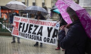 Varias personas partidipan en una manifestación contra el abuso de la temporalidad en el sector público en el Paseo Sarasate, a 9 de mayo de 2021, en Pamplona, Navarra (España)
