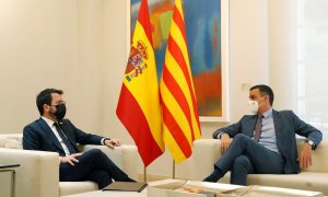 El presidente del Gobierno, Pedro Sánchez (d), conversa con el presidente de la Generalitat, Pere Aragonès, durante su encuentro este martes en el Palacio de la Moncloa.