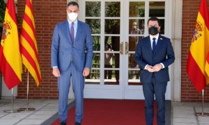 Pedro Sánchez i Pere Aragonès a les portes de la Moncloa abans de la reunió que han mantingut aquest dimarts.