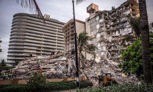 Fotografía general de los escombros del edificio de condominios de 12 pisos parcialmente derrumbado en Surfside, Florida (EE.UU.).