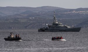Un bote salvavidas con refugiados llega a la isla griega de Lesbos.
