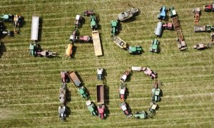 Tractores de La Fueva lanzando un mensaje contra las placas solares.