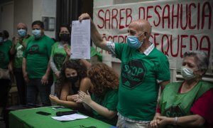 Vecinos de la calle Cáceres, 7 de Madrid muestran la notificación de desahucio para el próximo 14 de julio.