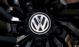 El logotipo de Volkswagen en la llanta de un coche.