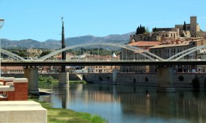 La façana fluvial de Tortosa amb el monument franquista al mig del riu. Imatge 13 de maig del 2019