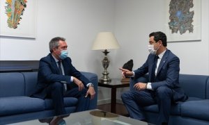 Reunión entre el presidente de la Junta, Juanma Moreno (d), y el candidato del PSOE-A a la presidencia de la Junta, Juan Espadas (i) a 24 de junio del 2021 en el parlamento andaluz.