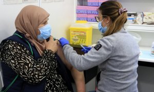 Una dona rep la vacuna de la covid-19 al punt de vacunació massiu de Fira de Barcelona