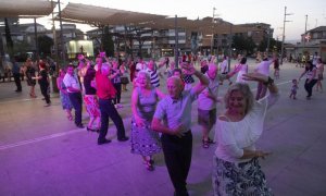 Baile para personas mayores en la plaza del Ayuntamiento de Armilla (Granada)