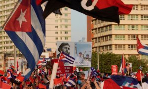 Miles de personas se manifiestan en La Habana en apoyo a La Revolución.