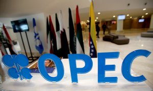 Imagen de archivo del logo de la OPEP (OPEC, en inglés) en una sala donde se reúnen los miembros de la organización, en Argel. - REUTERS
