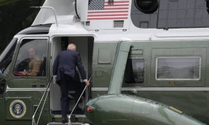 Biden sube en un helicóptero en la Casa Blanca