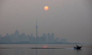 El sol amanece en Toronto cubierto del humo de los incendios que se están produciendo en Canáda