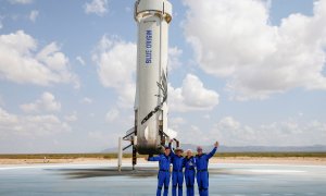 El magnate multimillonario y fundador de Amazon Jeff Bezos posa junto a otros tripulantes del cohete New Shepard después de haber volado al espacio.