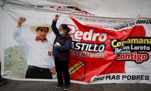 Una persona posa junto a una pancarta del presidente electo de Perú, Pedro Castillo, en Lima.