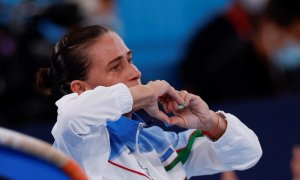 La uzbeka Oksana Chusovitina, que compitió en sus octavos Juegos Olímpicos a sus 46 años, recibe el cariño del público tras su ejercicio de Gimnasia Artística durante los Juegos Olímpicos 2020, este domingo en el Centro de Gimnasia de Ariake de Tokio