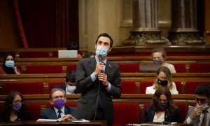 El conseller de Trabajo, Roger Torrent, interviene durante una sesión plenaria en el Parlament de Catalunya, el 21 de julio de 2021, en Barcelona.