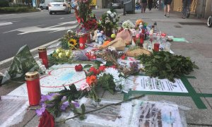 Fotografías, mensajes y peluches en el lugar donde murió Samuel, en la Avenida de Buenos Aires de A Coruña.