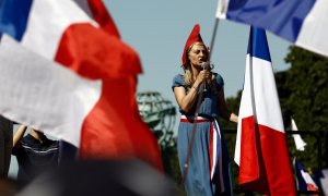 Un manifestante vestido como la figura nacional francesa Marianne pronuncia un discurso durante una protesta contra la vacunación obligatoria COVID-19 para ciertos trabajadores, a 14 de agosto de 2021, París (Francia)