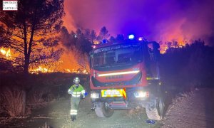 Bomberos trabajan en el incendio forestal de Azuébar (Castelló)