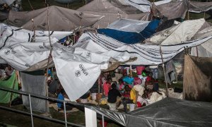 Las personas que perdieron sus hogares en el terremoto del pasado fin de semana en Haití se sientan bajo láminas de plástico en un campamento improvisado durante el paso de la tormenta tropical Grace. REUTERS / Ralph Tedy Erol