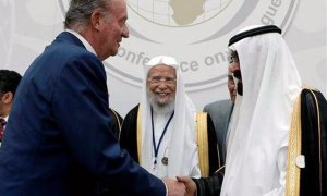 Juan Carlos I saluda al rey Abdalá de Arabia Saudí en la inauguración de la Conferencia Internacional para el Diálogo interreligioso que se celebró en Madrid del 16 al 18 de julio de 2008.