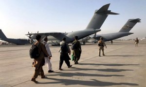 Una línea de personas siendo evacuadas de Afganistán.