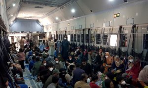 Evacuados en Kabul en el interior de un avión A400M del Ejército del Aire español.