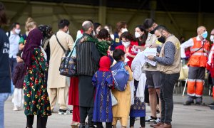 Varios refugiados afganos llegan a la base aérea de Torrejón de Ardoz.