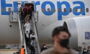 Los refugiados desembarcan de un vuelo de evacuación de Kabul, en la base aérea de Torrejón de Ardoz, a 30 km de Madrid, el 24 de agosto de 2021.