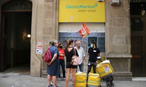 Imatge de treballadors de Glovo concentrats davant d'un dels supermercats de la companyia.