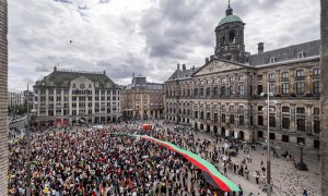 Cientos de personas protestan este sábado en la Dam Square de Amsterdam para que se respeten los derechos de la población afgana.