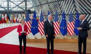 El presidente estadounidense, Joe Biden, flaqueado por la presidenta de la Comisión Europea, Ursula von der Leyen, y el presidente del Consejo Europeo, Charles Michel, en la cumbre UE-EEUU del pasado junio, en Bruselas. REUTERS/Yves Herman